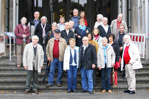 Gruppenfoto vor der Villa - klick fr groes Bild