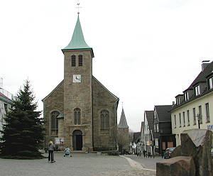 Marktplatz mit kath. Kirche - rechts im Hintergrund die ev. Kirche